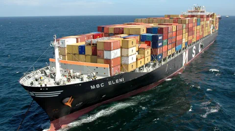 Containerschiff auf dem Meer.