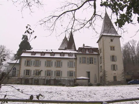 Schloss Münchenwiler Schloss Münchenwiler thront auf einem verschneiten Hügel.