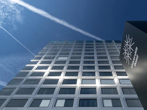 Hochhaus vor blauem Himmel