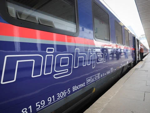 Nachtzug 'Nightjet' am Bahnsteig.