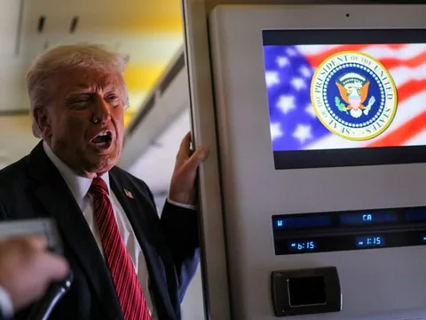 Trump im Flugzeug.