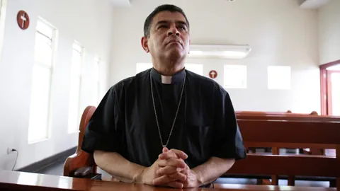 Rolando Álvarez in einer Kirchenbank.