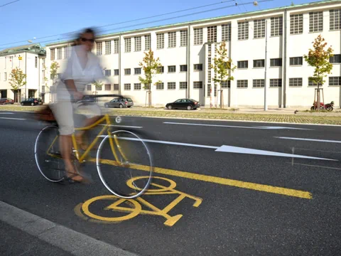 Frau auf Velo