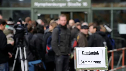 Vor einem deutschen Gericht stehen viele Menschen, darunter auch Journalisten.