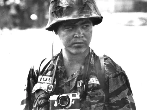 Soldat mit Kamera in Tarnuniform.