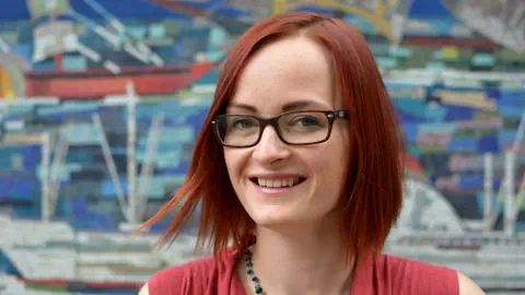 Porträt einer Frau mit roten Haaren.