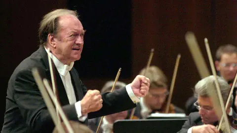 Nikolaus Harnoncourt dirigiert mit geballten Fäusten