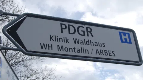 Zu sehen ist eine Schild mit der Aufschrift: Klinik Waldhaus.