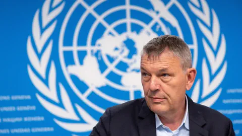 Mann vor UNO-Emblem.