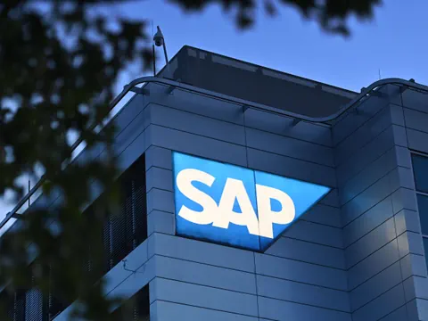 SAP-Logo auf Gebäudefassade bei Dämmerung.