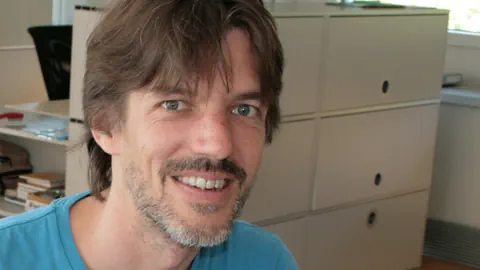 Porträtbild von SRF-Redaktor Beat Vogt.