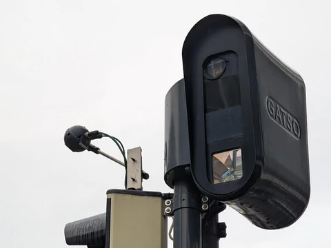 Nahaufnahme eines Geschwindigkeitsradars mit grauem Himmel.