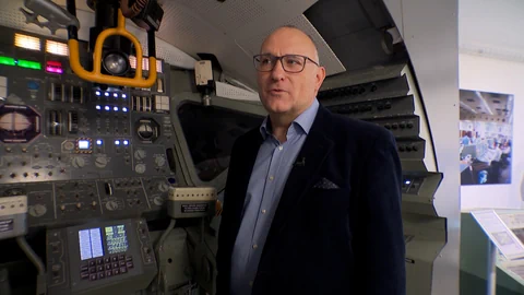 Mann steht zwischen Gerätschaften im Swiss Space Museum.