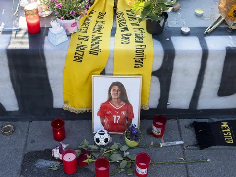 Gedenkstätte mit Foto, Blumen, Kerzen und Schal.