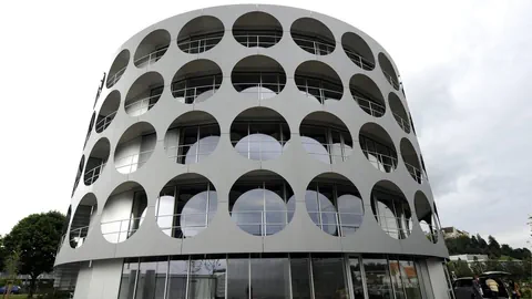 Rundes Gebäude in Anlehnung an eine Konservendose.