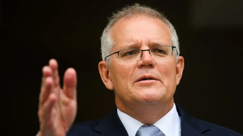 Scott Morrison spricht und gestikuliert mit seiner rechten Hand.