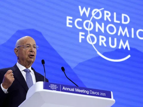 Person spricht beim Weltwirtschaftsforum 2025 in Davos.