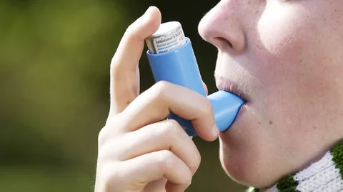 Auf dem Bild ist eine Asthmatikerin zu sehen.