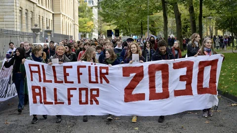Demonstration mit grossen Transparent