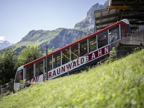 Bergbahn am Hang vor Berglandschaft.