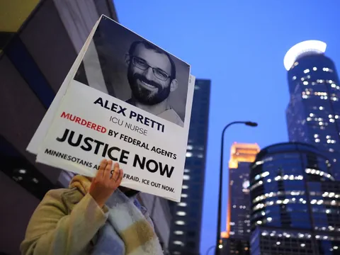 Ein Schild mit einem Fot von Alex Pretti.