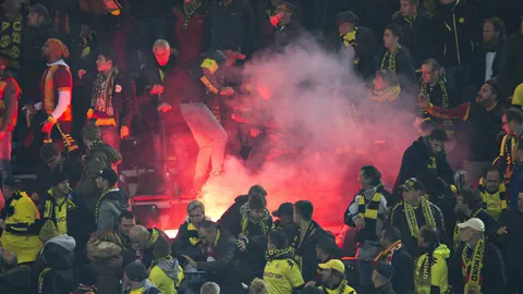 Im Petarde brennt mitten unter Dortmunder Fans lichterloh