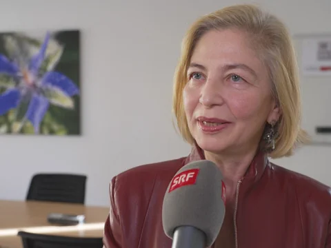 Frau bei Interview mit SRF-Mikrofon.