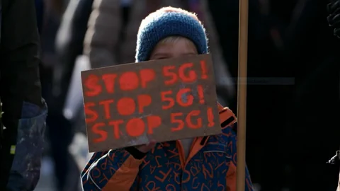 Ein Junge mit einem Schild "Stop 5G!"