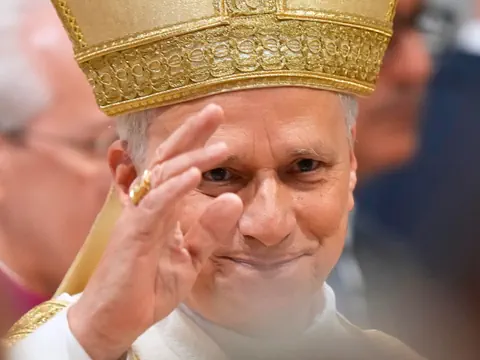 Person in liturgischer Kleidung mit goldener Mitra.