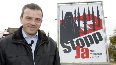 Walter Wobmann vor dem damaligen Abstimmungsplakat.