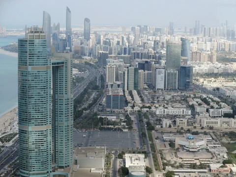 Skyline von Abu Dhabi mit Hochhäusern und Küste.