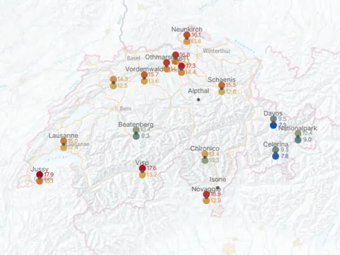 Karte der Schweiz mit markierten Orten und Zahlen in farbigen Kreisen.