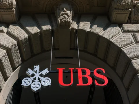 UBS-Logo auf einem steinernen Gebäudebogen.
