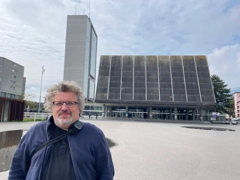 Porträt von Regisseur Jan Buchholz auf der Esplanade, im Hintergrund das Kongresshaus.