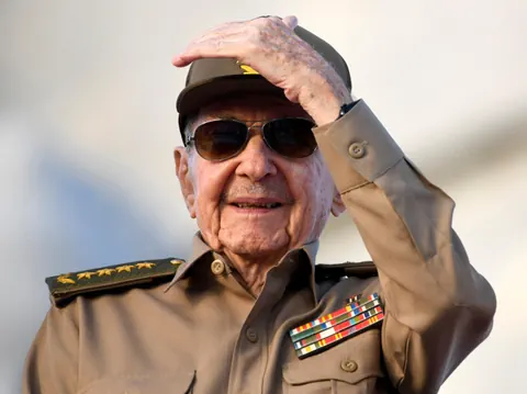 Älterer Mann in Uniform mit Mütze und Sonnenbrille.