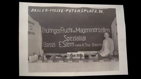 Altes Foto von einer Frau, die am Magenmorsellenstand ist.