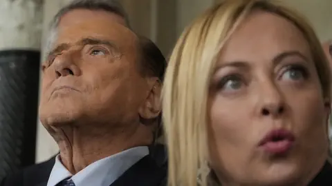 Silvio Berlusconi mit Giorgia Meloni im Oktober 2022. 