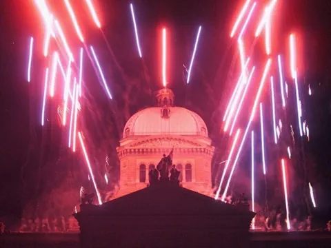 Feuerwerk über Kuppelgebäude bei Nacht.