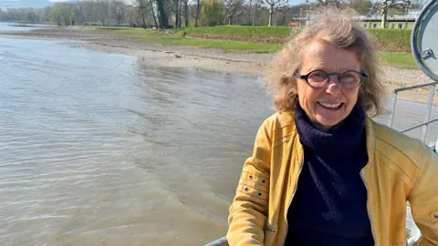 Frau mit Brille am See