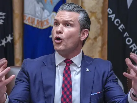 Pete Hegseth ist mittig zu sehen