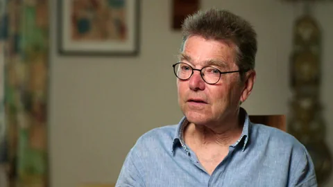 Mann mit blauem Hemd und Brille