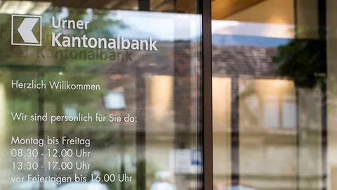 Die Eingangstüre der Urner Kantonalbank in Altdorf.