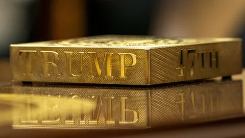 Rechteckiger goldener Block mit 'TRUMP 47th' Gravur.