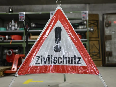 Warnschild mit Aufschrift 'Zivilschutz' in Lagerraum.