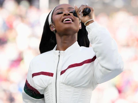 Eine Frau singt im Stadion