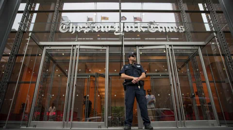 Polizist vor Eingang der New York Times Gebäude.