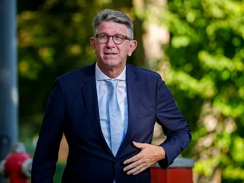 Mann im Anzug im Freien.