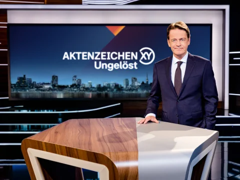 Moderator Rudi Cerne im Studio