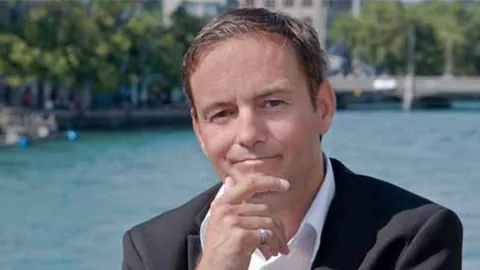 Martin Naef, im Hintergrund ist ein Gewässer zu sehen
