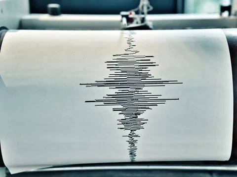 Seismograf mit Ausschlägen unterschiedlicher Magnitude.